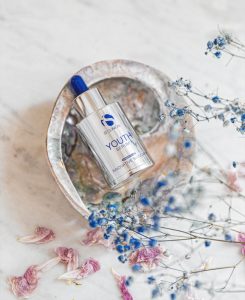 Zapominanie o stosowaniu kremów pod oczy