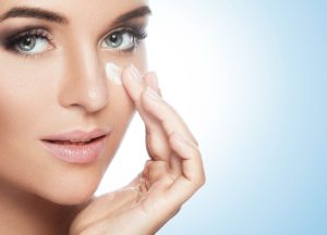 Niezwykle ważnym elementem domowej pielęgnacji jest aplikowanie na skórę twarzy kremów na dzień i na noc