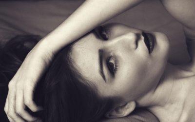 Opadająca powieka – przyczyny i sposoby radzenia sobie z problemem