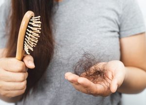 Ile włosów powinno nam dziennie wypaść?