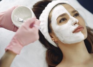 zabiegi laguel Oczyszczanie twarzy3 300x216 Jakie korzyści płyną z profesjonalnych zabiegów medycyny estetycznej i kosmetologicznych?